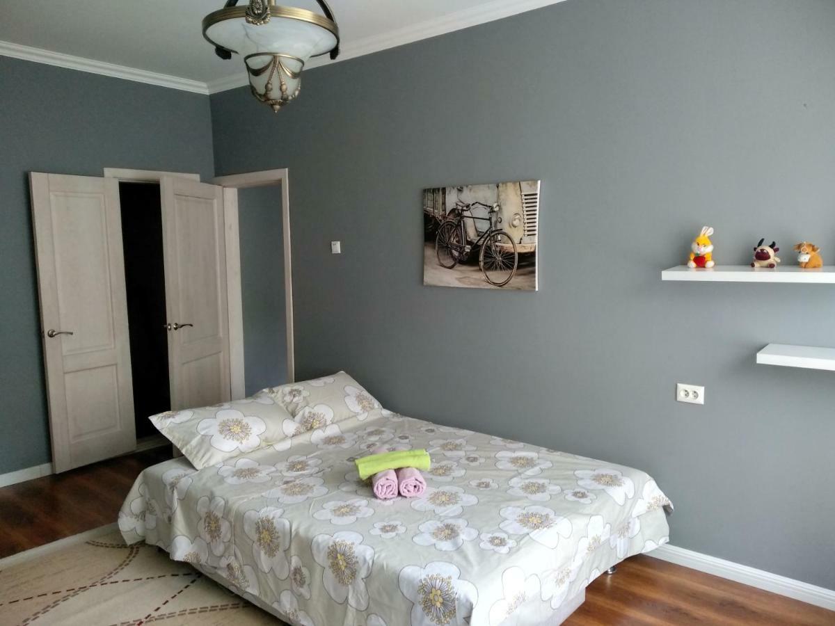 Stylish Apartment In The Gold Square Of Almatî Exterior foto