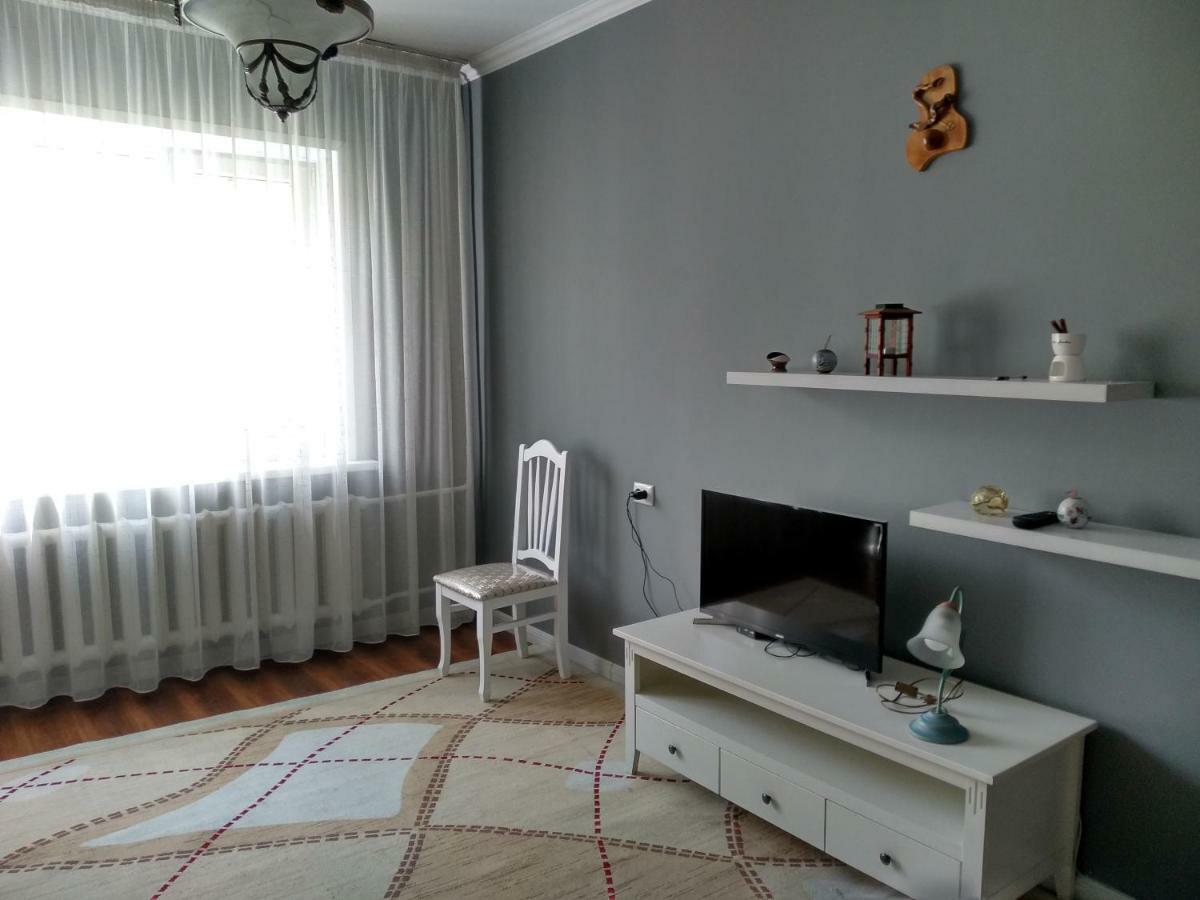Stylish Apartment In The Gold Square Of Almatî Exterior foto