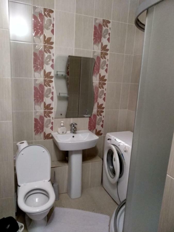 Stylish Apartment In The Gold Square Of Almatî Exterior foto