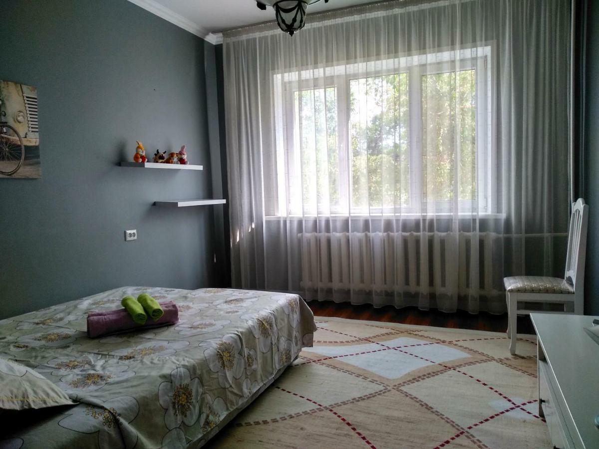 Stylish Apartment In The Gold Square Of Almatî Exterior foto